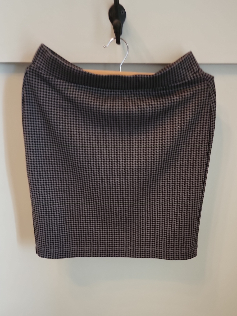 LOFT Black and White Houndstooth Pencil Skirt